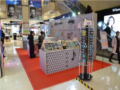  西甯王府井百貨巍雅斯眼鏡JEEP特賣