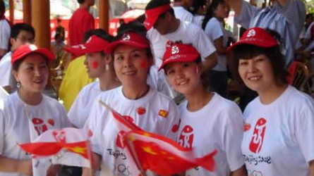 2008奧運火(huǒ)炬在蘭州傳遞，歐米茄中國區(qū)副總裁Carlos先生(shēng)是第8号火(huǒ)炬手，蘭州巍雅斯員工啦啦隊為(wèi)奧運加油