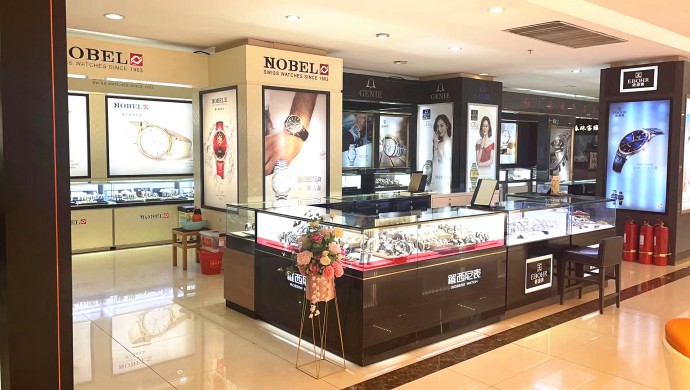 西甯大(dà)十字百貨巍雅斯名表城