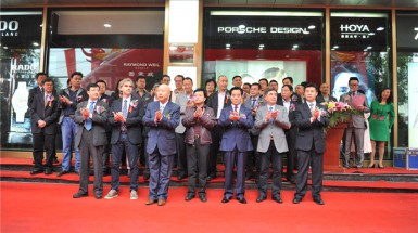  2013年9月20日巍雅斯名品商城開(kāi)業