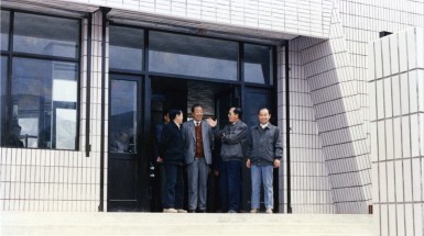  1992年9月30日，時(shí)任我省省長賈志(zhì)傑、副省長李萍、定西地委書(shū)記張國維、臨洮縣副縣長魏家(jiā)農視(shì)察巍雅斯總部.